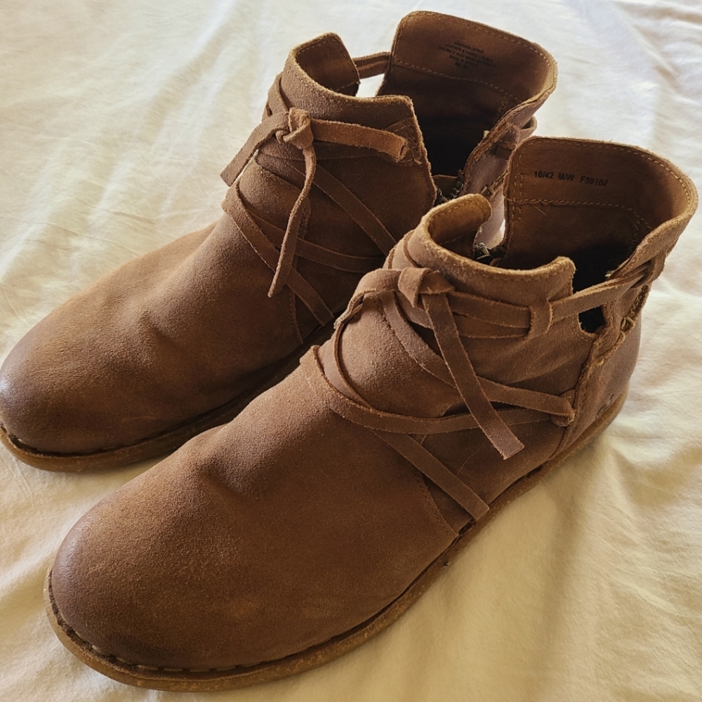 BORN Bootie, size 10, great condition, tan leather